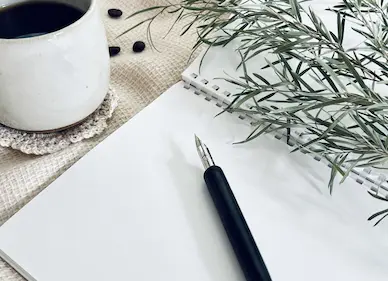 行政書士への無料相談・お問い合わせ用のノートと万年筆のイメージ画像